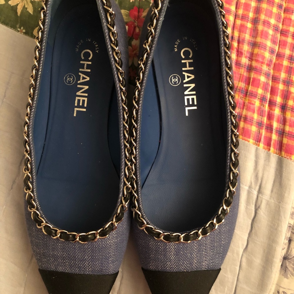 Chanel 2021 Flats 7 1/2 black & jean material excellent condition. Worn once.